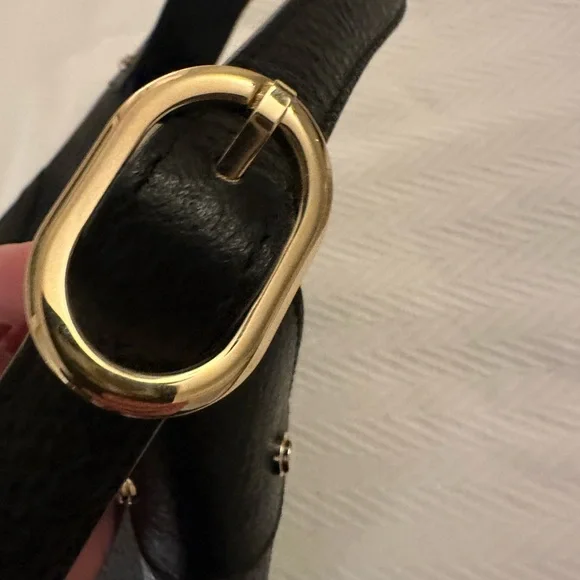 Authenticated Gucci Black Leather Shoulder Bag with Gold Hardware - Picture 5 of 14